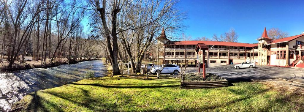 Riverbend Motel & Cabins Main image 1